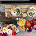 Ontbijtplank met bloemen