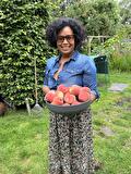 Arienne van Thuis in Drenthe met een schaal vers fruit